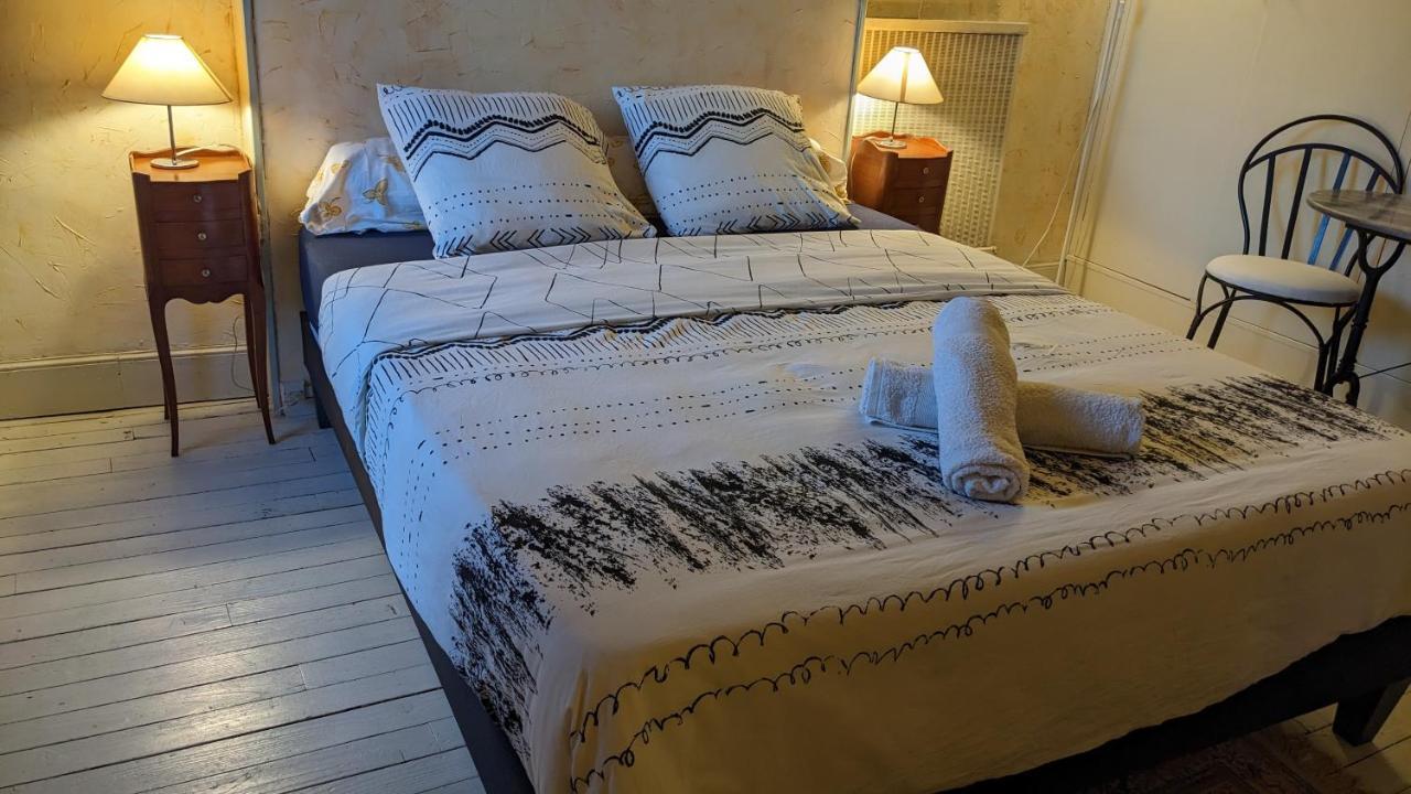 Bed and Breakfast Au Dessus Des Arcades Вік-Фезенсак Екстер'єр фото
