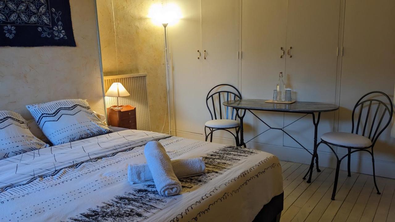 Bed and Breakfast Au Dessus Des Arcades Вік-Фезенсак Екстер'єр фото